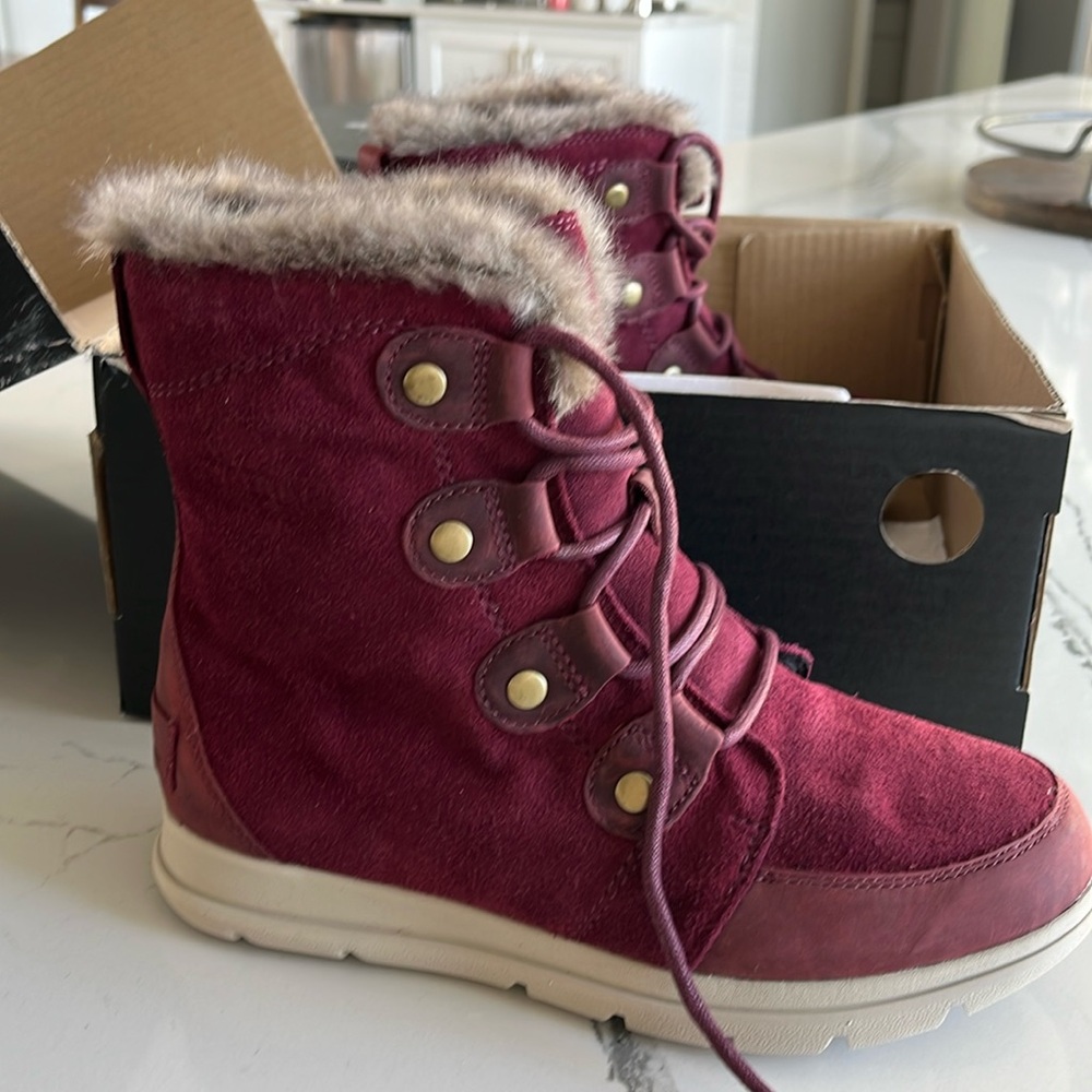 New in box, Sorel explorer Joan Rich Wine Ancient Fossil women’s boots Size 7.5.